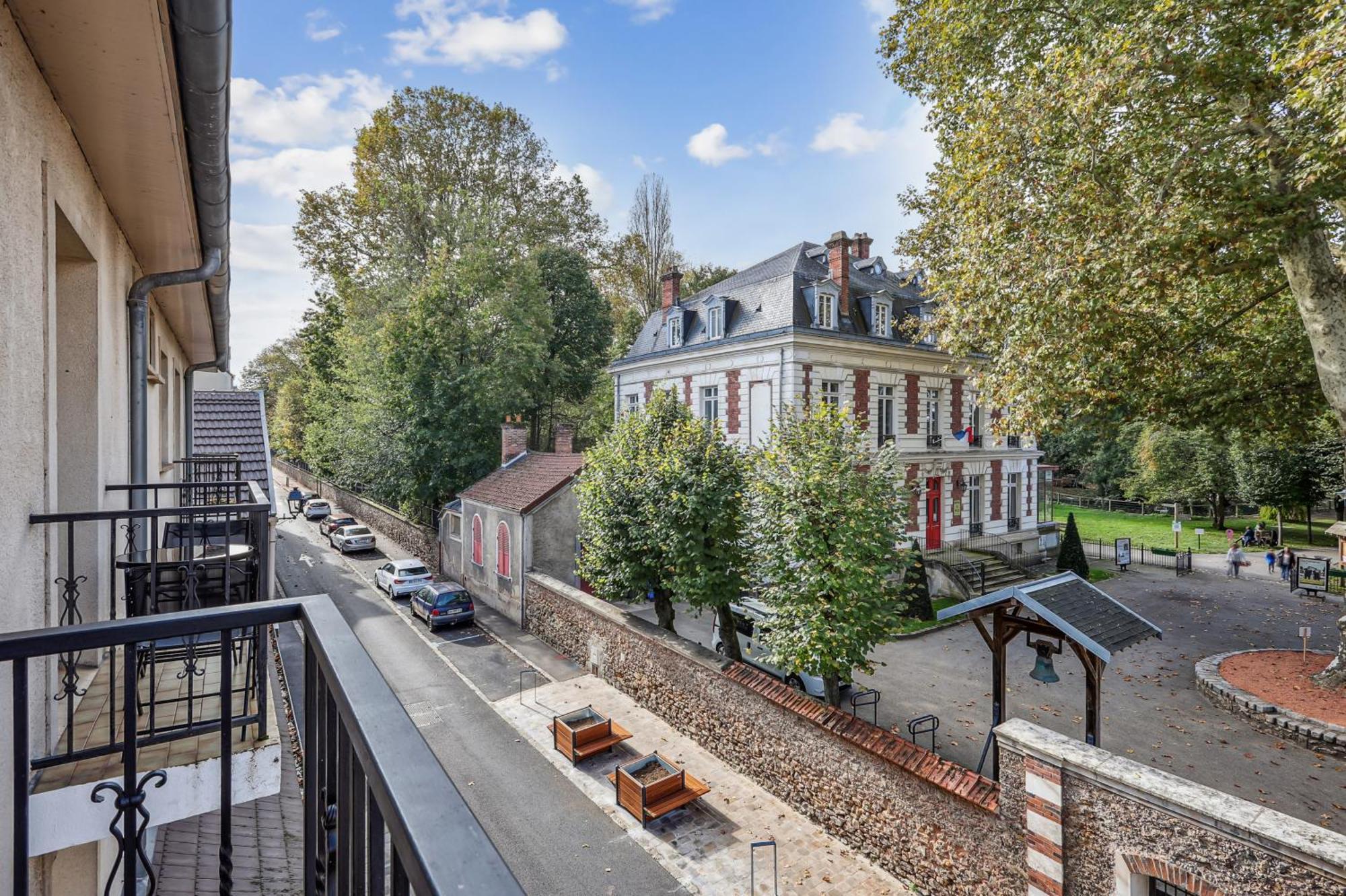 Studio Avec Jacuzzi & Vue Sur Le Parc Soubiran Dammarie-lè-Lys 外观 照片
